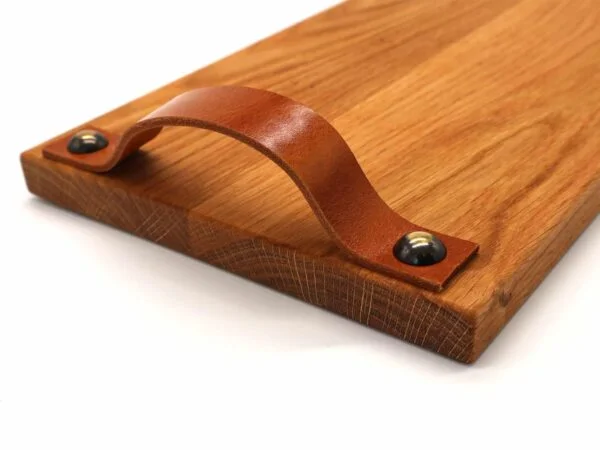 Kleine eiken borrelplank met leren handvaten