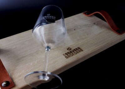 Borrelplank en glazen graveren voor horecazaak