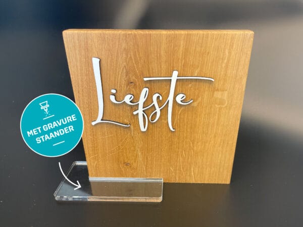 Liefste met gravure staander