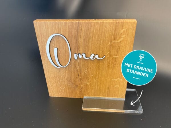 Oma met gravure staander