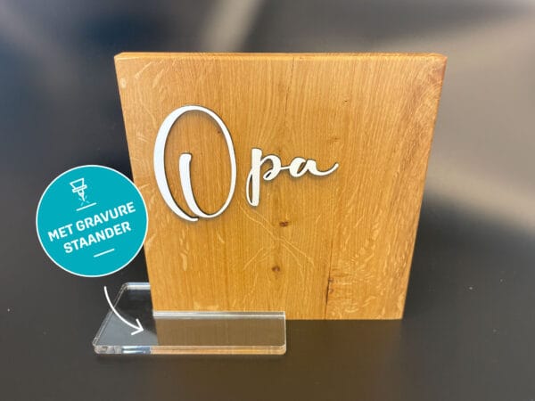 Opa met gravure staander