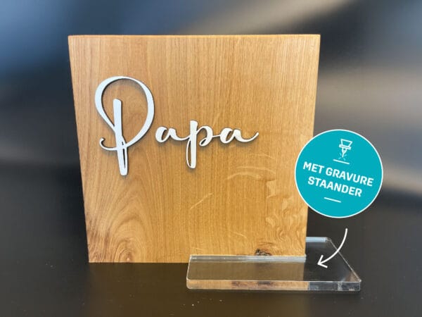 Papa met gravure staander